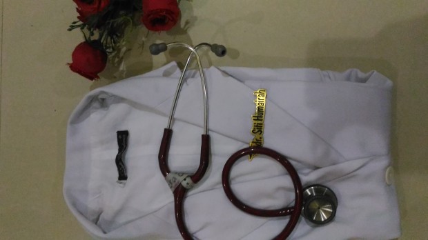 Jas putih dan stetoskop