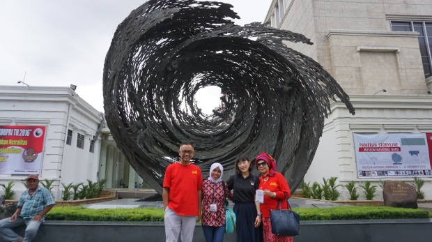Bersama keluarga angkat di Indonesia, Bunda Erna dan Bapak.